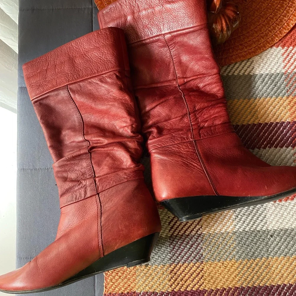 Vintage Chic Red Leather Heeled Boots - Picture 5 of 8